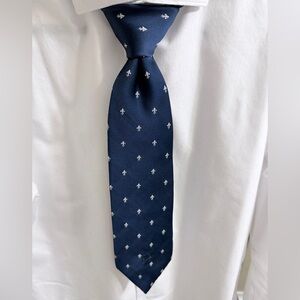 Oscar de la Renta Dark Blue / Navy Tie with White Fleur-De-Lis pattern.